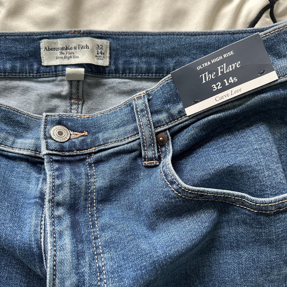 Abercrombie & Fitch Classic Ultra High Rise The Flare Curve Love Jeans 14S
